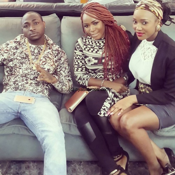 Davido with Malawi’s Big Brother hotshot Sipe and Ameera Mabel Khonje owner of Vogue shop, and Marketing Manager Artistic Agency, (Miss Malawi Organisers).