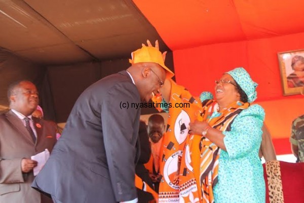 President Banda welcoming Daza in PP