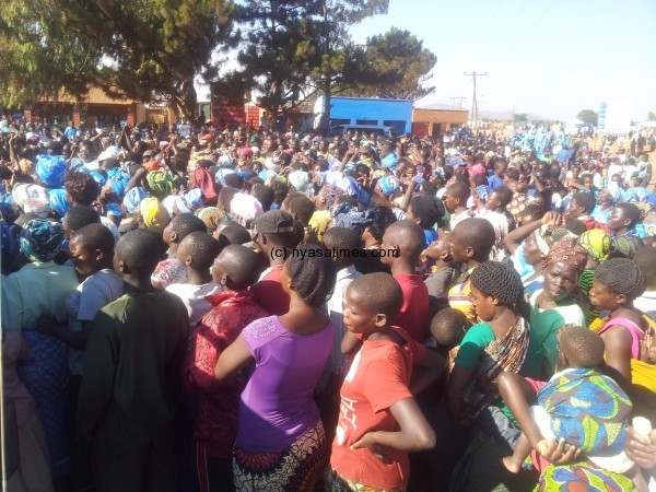 Crowds listening to Peter Mutharika in the north