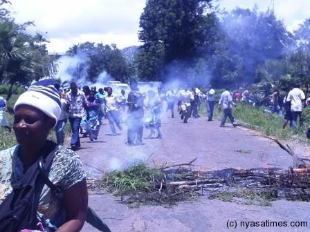 Malawi burning over Peter Mutharika's arrest: DPP supporters angry.-Photo by Maurice Mkawihe/Nyasa Times