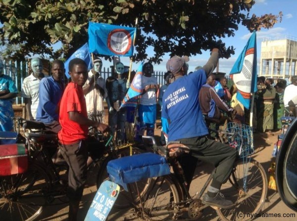 DPP supporters along the way