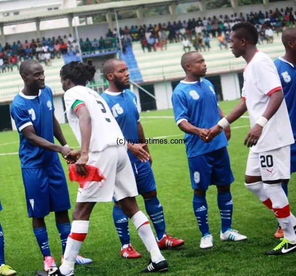 Phiri (L) shaking Bullets captain Kondowe before the 1st leg. 