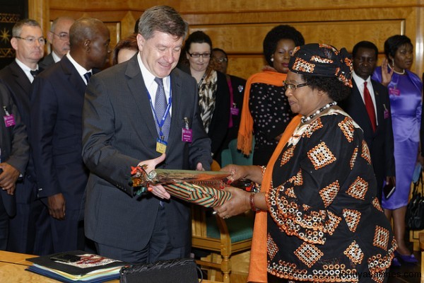 Exchange of gifts between Guy Ryder, ILO Director-General and President Banda at the  102nd Session of the International Labour Conference. Geneva, 12 June 2013.