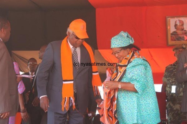 Chakuamba being decorated by former president Banda in PP regalia