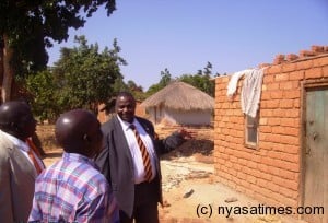 Mtonga having a talk with a builder