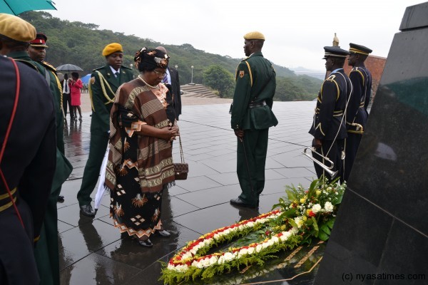 Malawi Pres. Joyce Banda paying tribute after laying a wreath at heroes acre in Zimbabwe