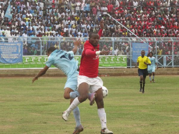Sulumba, Mike Ntonyo fight for the ball