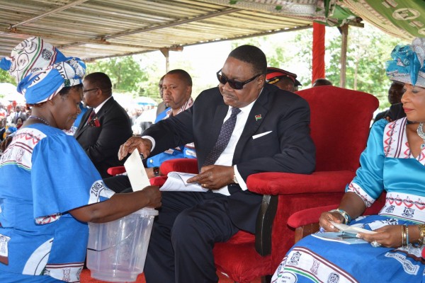 President Mutharika giving his offering