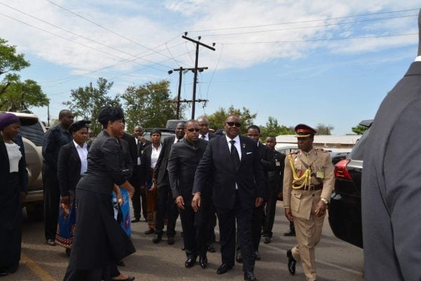 Grief striken President Mutharika arrives to pay tribute to Kudontoni