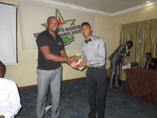 Gomani paresents the award to Mafuta