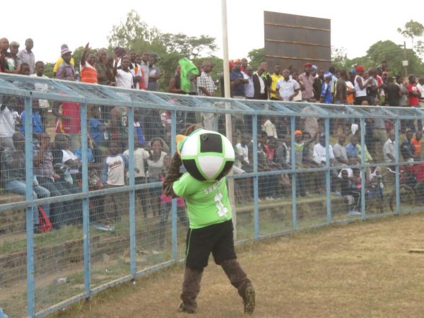 Shasha throws a tshirt to a fan