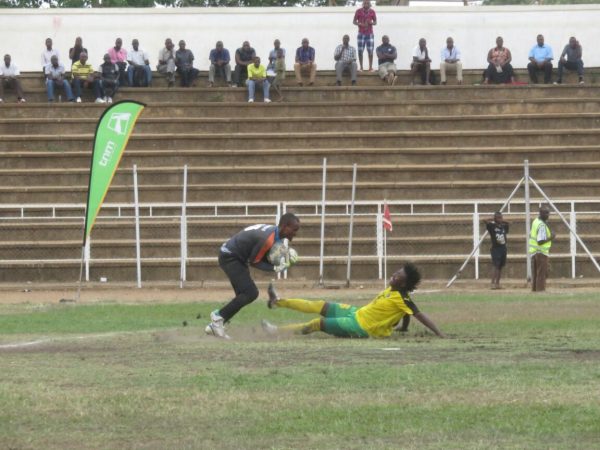 Eagles goalie John Soko frustrate Victor Mpinganjira s- Photo by Alex Mwazalumo, Nyasa Times