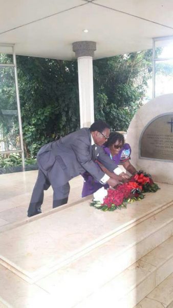 Chakwwra and his wife paying tribute to Kamuzu by laying wreaths