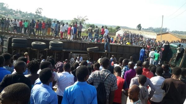 Eye witnesses at the truck accident in Bangwe