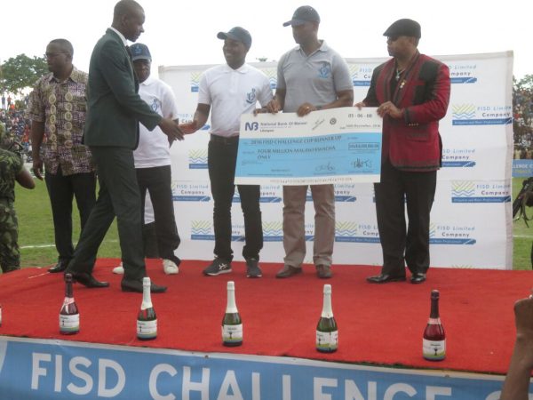 Chilima presents a K10 m dummy cheque to Wanderers, Pic Alex Mwazalumo