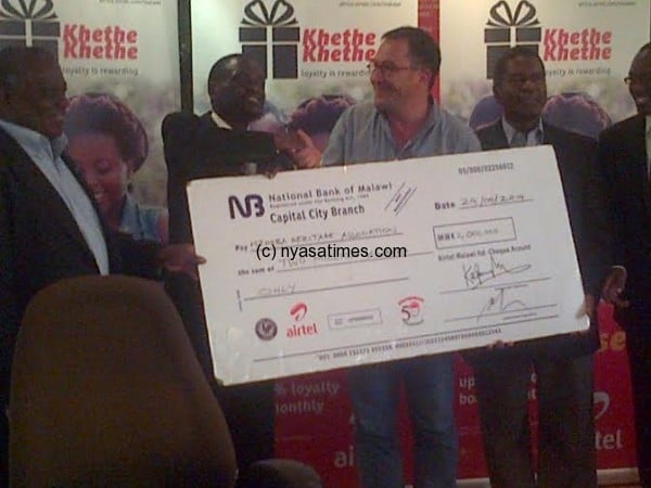 Inkosi Mpherembe receiving a dammy cheque from the Airtel MD