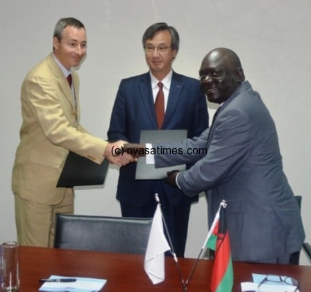 Ambassador Nishioka (C),Aquaid Lifeline Malawi General Manager,Mr.Angus Gaisford and Hon.Vincent Ghambi after signing ceremony of grant assistance - Pic by Stanley Makuti
