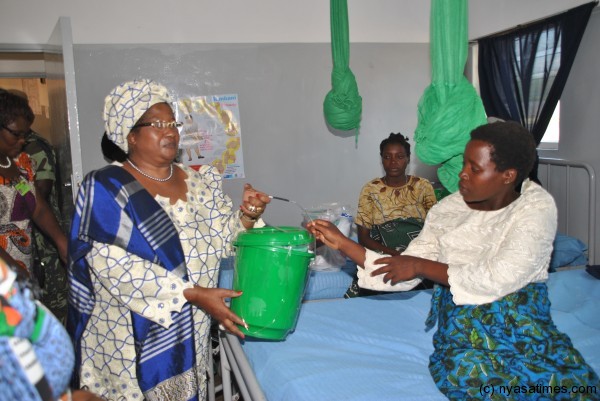 President Banda donates to a mother in a ward
