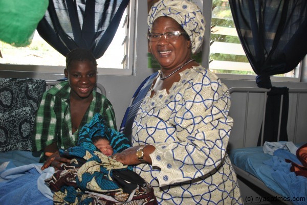 Safemotherhood: President Banda with the newly birn  baby