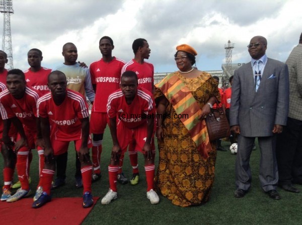 President Banda pose with Bullets