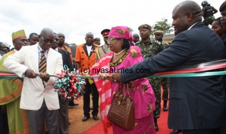 President Banda cuts a ribon as Matola and Escom Board Member Noah Chimpeni looks on - Pic by Stanley Makuli