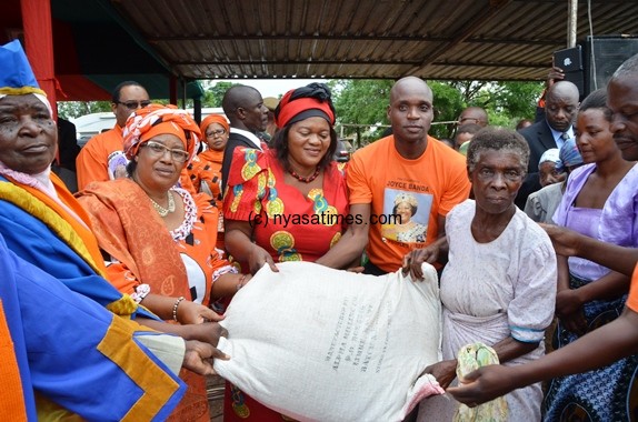 President Banda makes maize donation