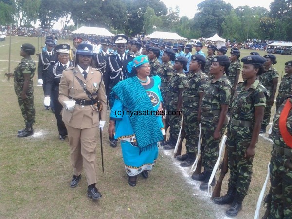 President Banda inspecting a guard of honour by the cops