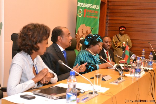 President Banda flanked by UNAids boss, Rev Sembereka and an officila from UNaIDS