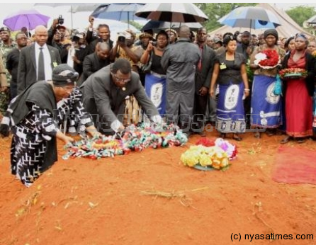 President Banda and First Gentleman laying their wreaths