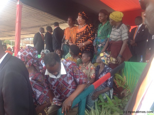 President Banda poses with local people that accompanied Senior Chief Chimaliro