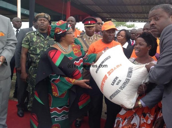 President Banda hands over maize to a resident of Salima