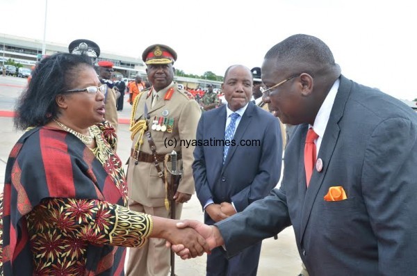 President Banda bidding farewell to Vice President Khumbo Kachali