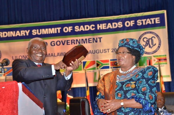 Over to you: SADC leadership succession as Mozambique's Guebuza handsover to Pres. Banda of Malawi the SADC chairperson role