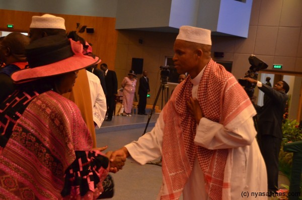 President Banda shakes hands with a Muslim preacher