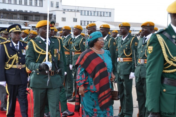 President Banda inspecting a Guard of Honour mounted by Zimbabwe Armed Forces
