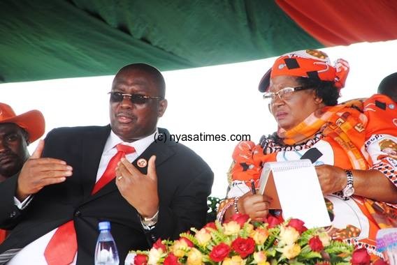 Body language tells a story: Kachali and Banda at talking