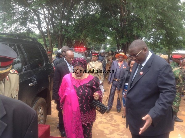 Look at the body language:  Conspicous fall-out between Joyce Banda and Khumbo Kachali, meting for firts time at Edingeni after JB snubbed the VP on runningmate choice