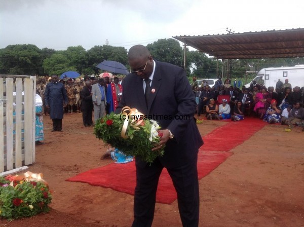 VP Kachali laying his wreath