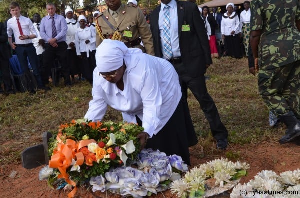 President Banda laying her wreath