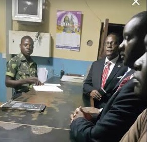 Chakwera at police station to see Msungama - Photo tweeted by MP Juliana Lunguzi of MCP