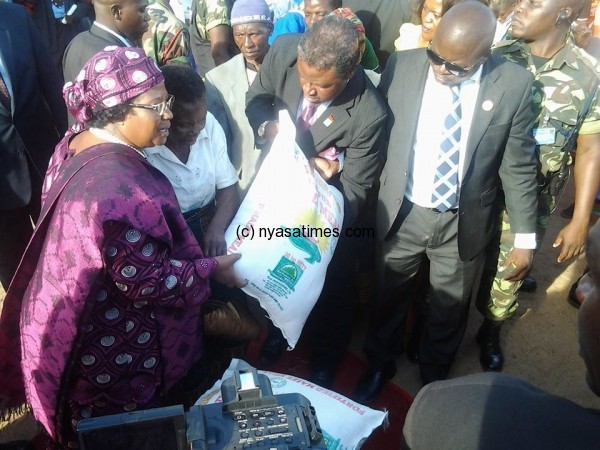 President Banda distributing  maize in Thyolo
