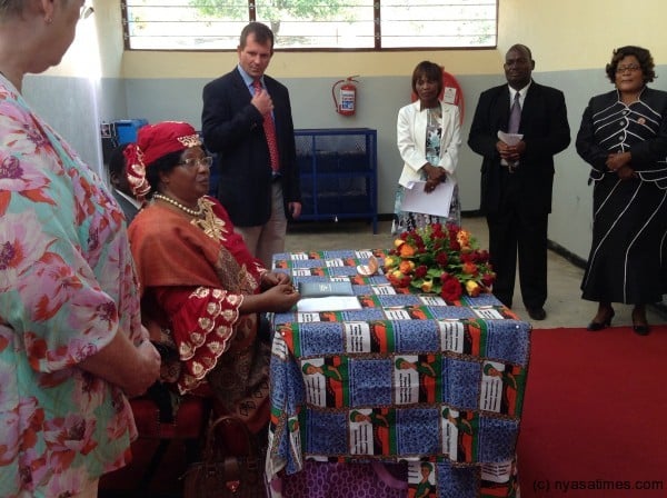 President Banda speaks to officials of Hunger Project after being briefed on the epicentre.