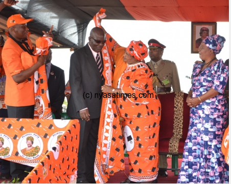 Majoni being welcomed by President Banda .-Photo by Felix Washon, Mana
