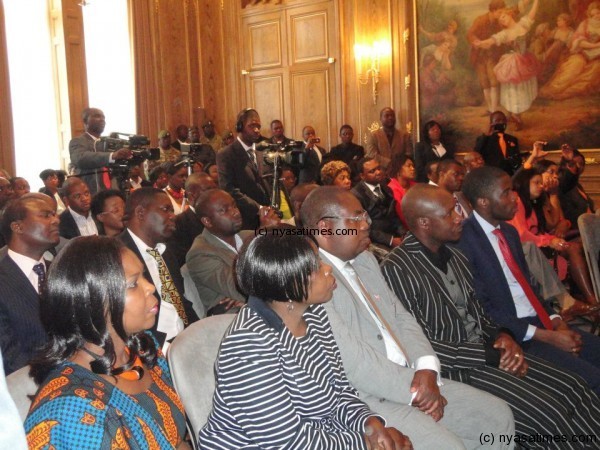 Malawians in UK during a meeting Pres. Banda held with them in London