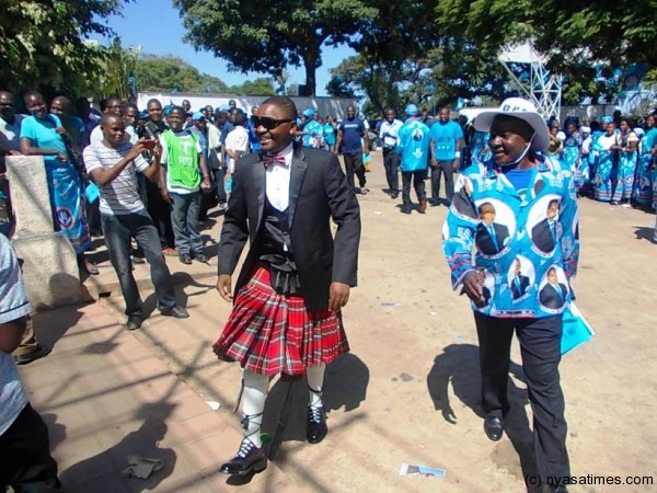 Scottish swagga; Bright Malopa and  ruling DPP spokesman Nicholous Dausi : To smile all the way to the bank