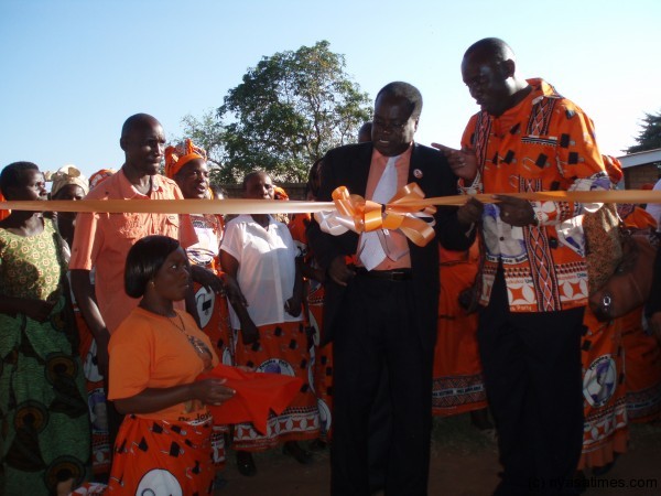 Maulidi assisted by Mwenefumbo officially opening PP northern region office in Mzuzu