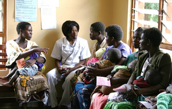 A doctor discusses family planning issues with women at the UNFPA-supported Mchinji Hospital in Malawi. © UNFPA/Pirilani Semu-Banda