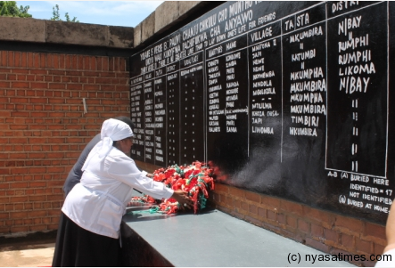 President Banda and the First Gentleman lays a wreath on the martys memorial pillar in Nkhatan Bay