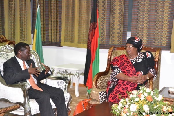 Foreign Minister Chiume briefing President Banda