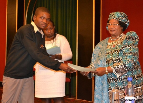 President Banda presenting certificate 
